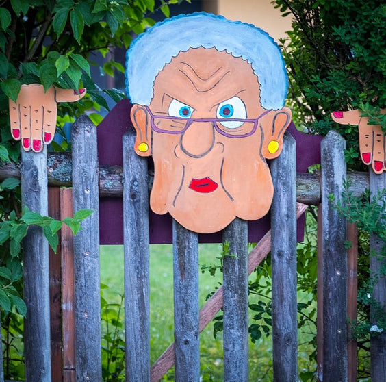 Buvala™-Fence Decoration Nosy Old Man and Lady Garden Yard Art